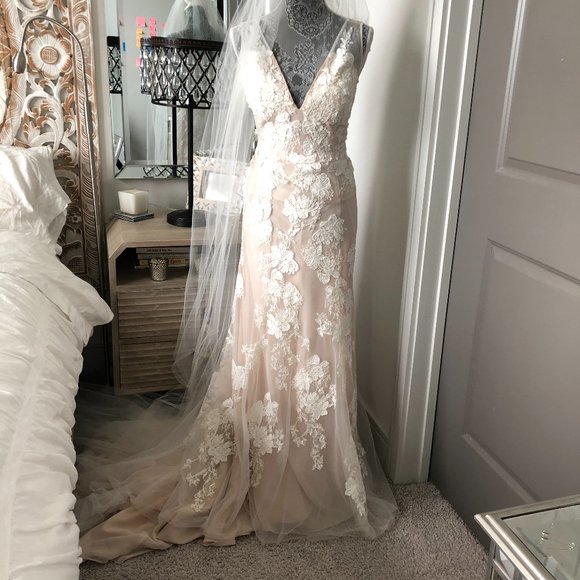 Melissa Sweet lace plunge wedding dress Sz 8 + belt & veil - Picture 3 of 16